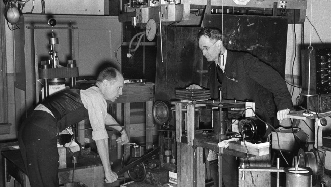 Перси Бриджмен в лаборатории