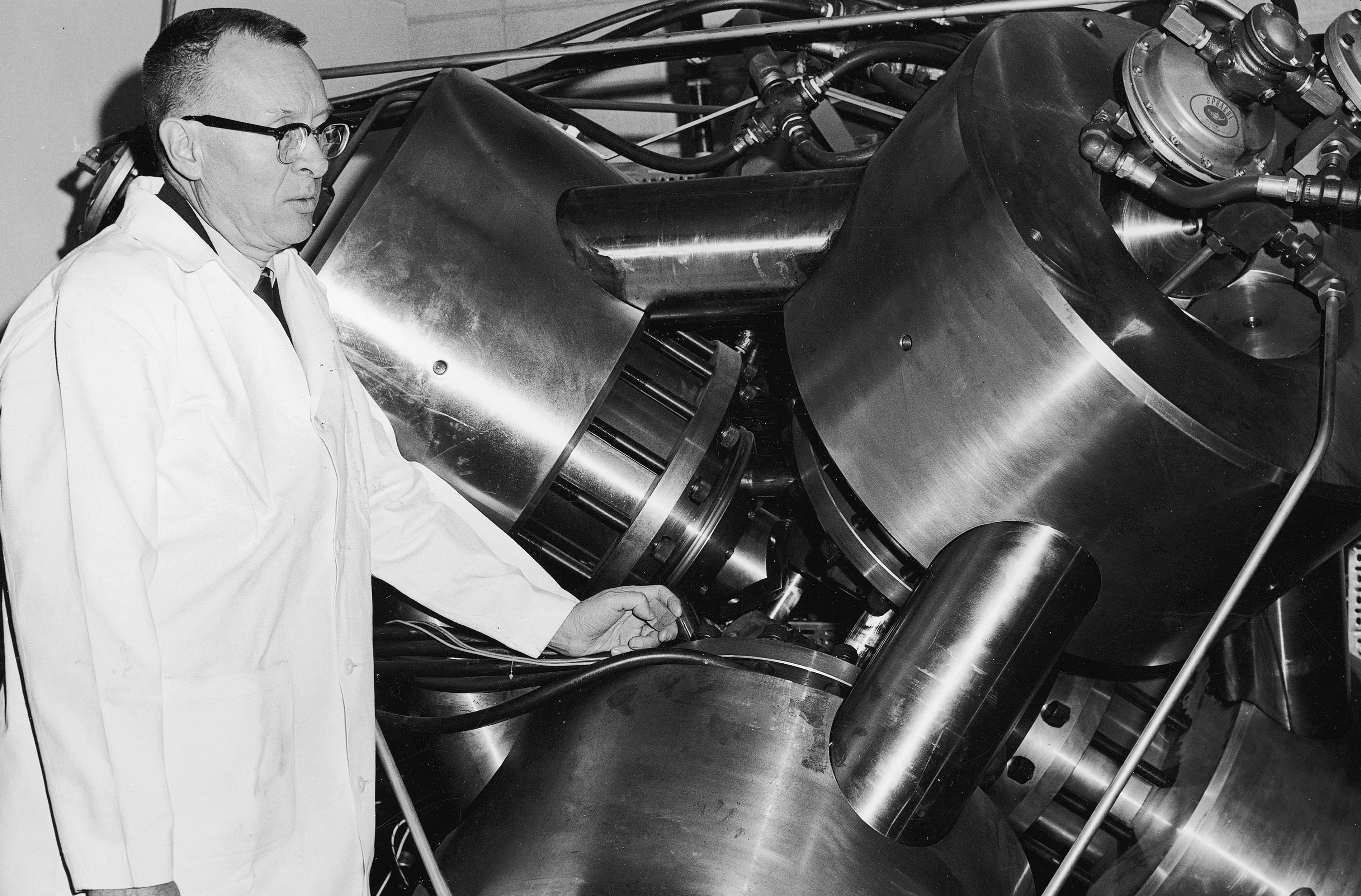 Трейси Холл на фоне тетраэдрического пресса, 1960 г.