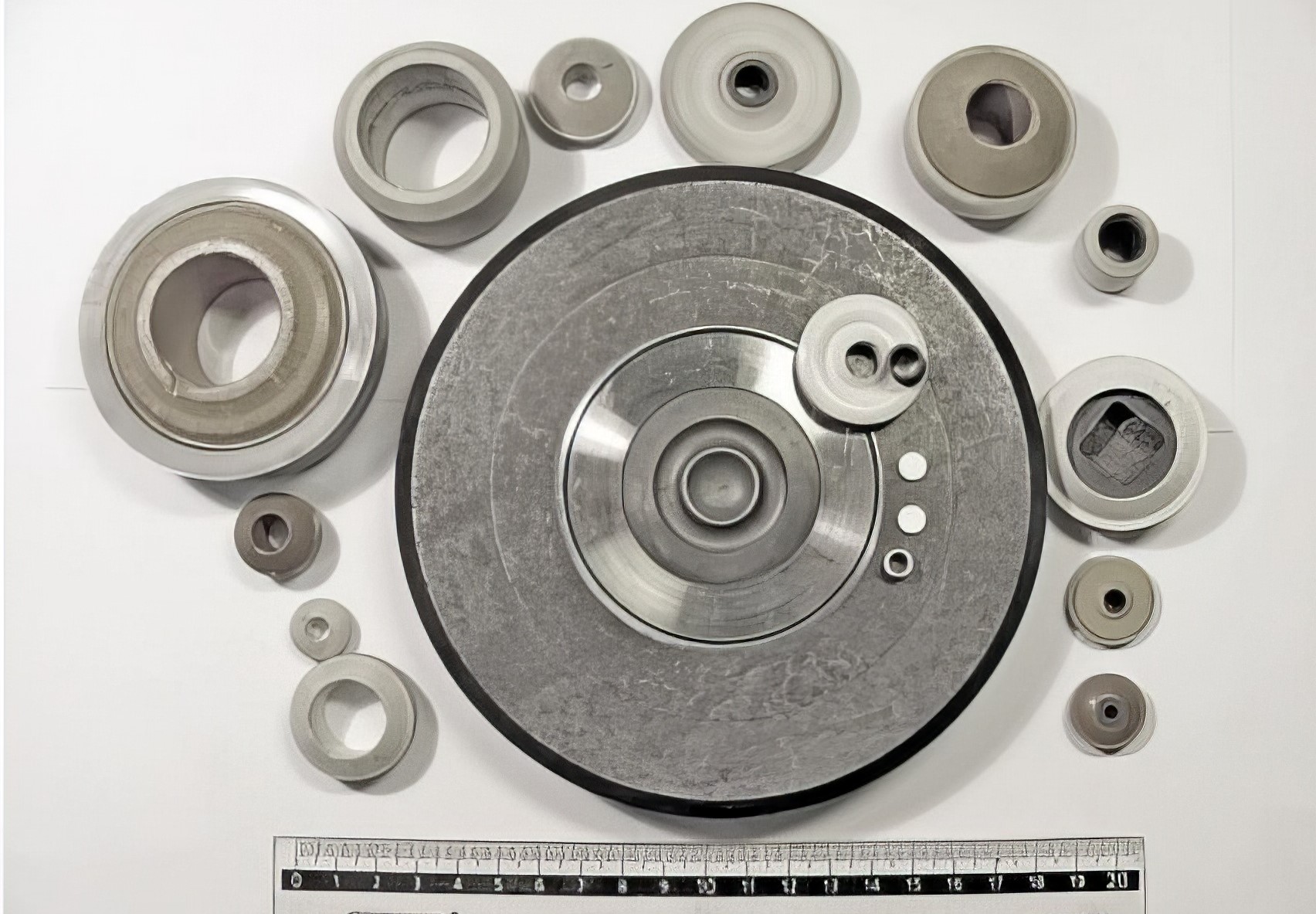 Промышленная камера высокого давления для синтеза алмазов типа «чечевица» и «тороид»