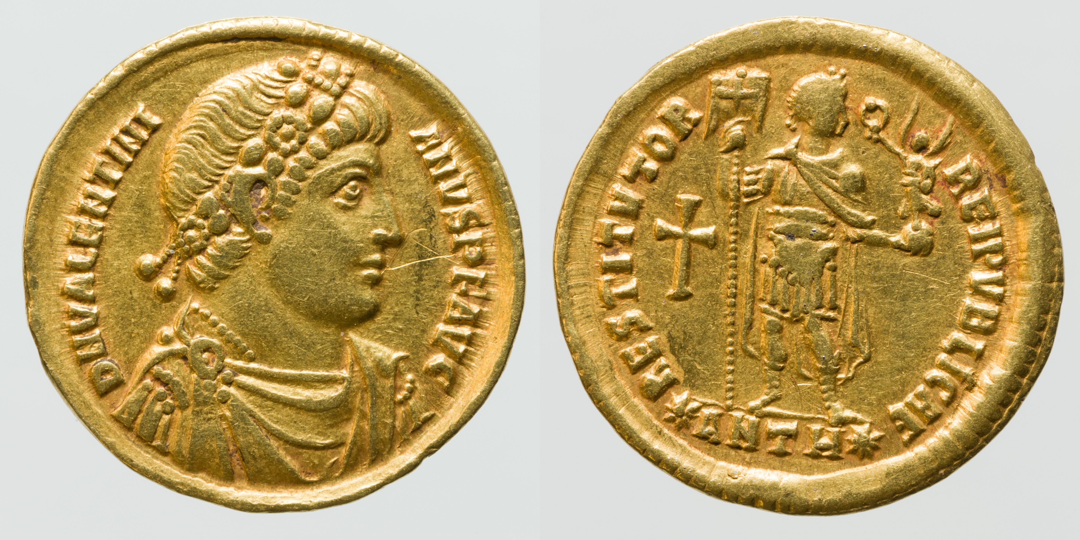 Золотая монета, выпущенные в 309 году н. э. императором Константином