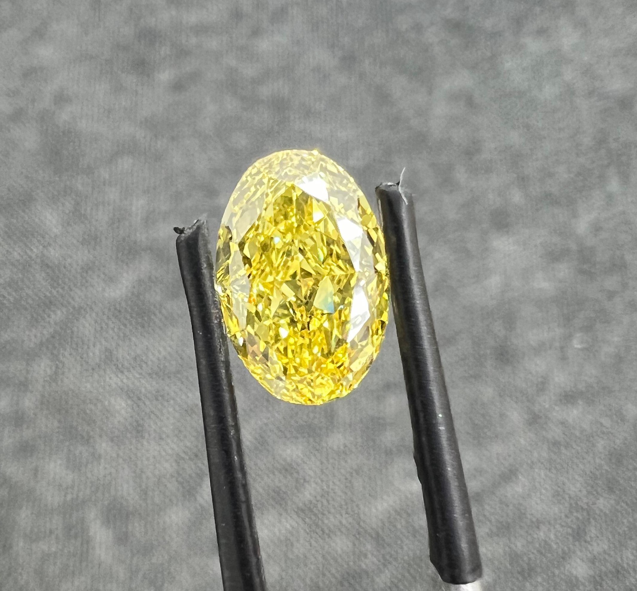 Laboratorio diamante talla Óvalo,  color Fancy Vivid Yellow y claridad VS1