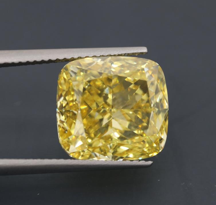 Lab-grown Diamond Cushion, Fancy Vivid Yellow, VS2 clarity