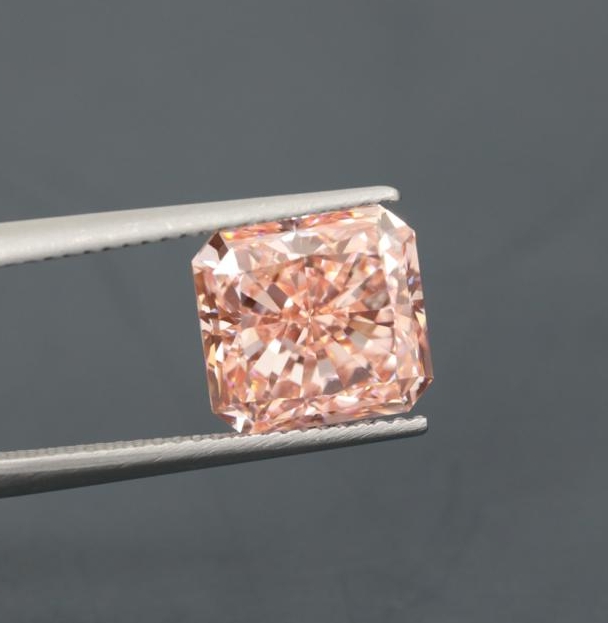 Laboratorio diamante talla Radiant,  color Fancy Vivid Pink y claridad VVS2