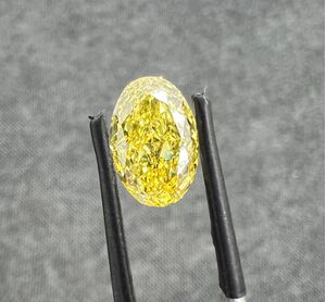 Lab-grown Diamond Oval, Fancy Vivid Yellow, VS1 clarity